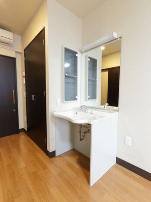 清潔な洗面台のある居室