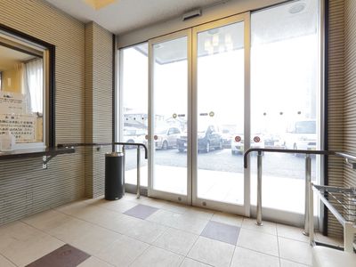 明るいエントランス空間