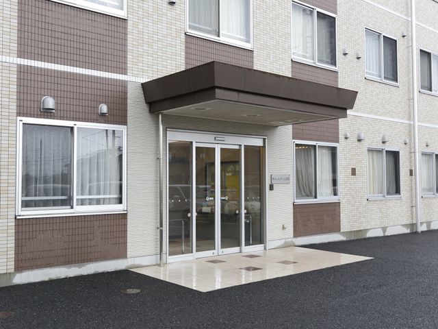 清潔感のある建物のエントランス エントランス ガラス戸のエントランスは清潔感にあふれ、明るい印象を与えます。訪れる皆様を暖かく迎える空間が広がっています。