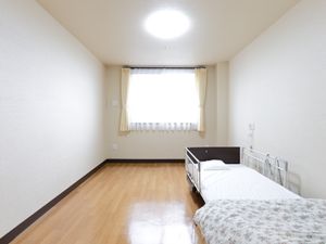 明るい個室の居室