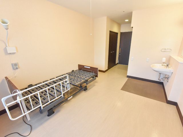 居室の空間と備品 居室 清潔感のある居室はシンプルな造りで、入居者の安全と快適さを考慮しています。必要な備品が整えられ、個々のニーズに合わせたカスタマイズが可能です。