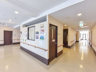 清潔な施設の廊下
