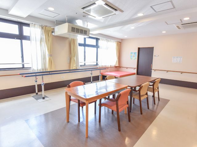 広々とした明るい食堂