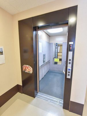 広々としたエレベーター室内