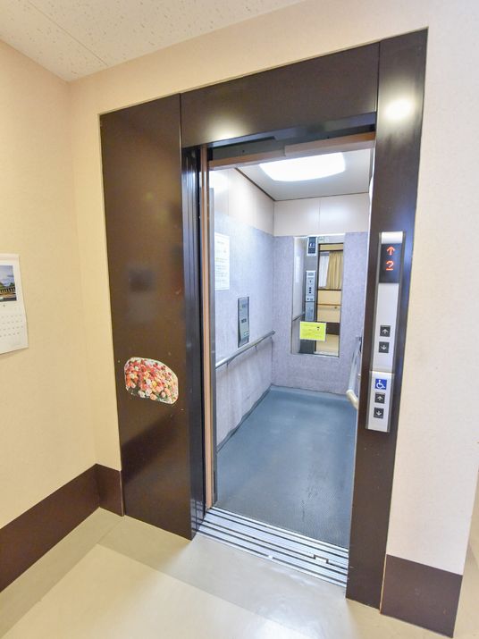 広々としたエレベーター室内