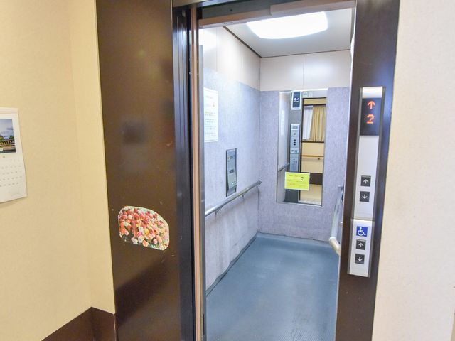 広々としたエレベーター室内 エレベーター 清潔感のあるエレベーターが、階層間の移動をサポートします。ゆったりした空間で安心してご利用いただけます。