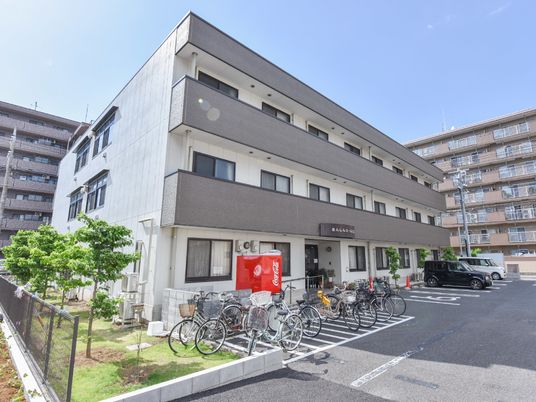 明るい外観の建物