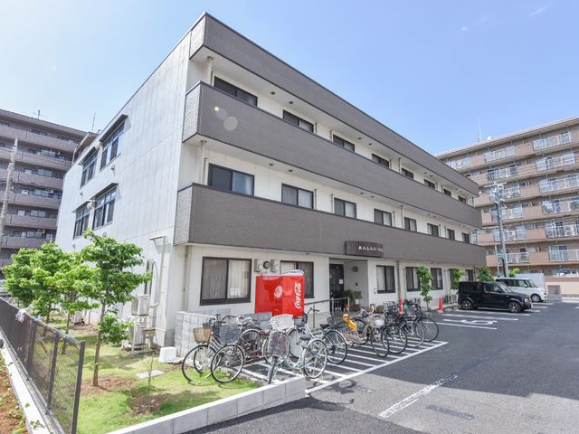 明るい外観の建物