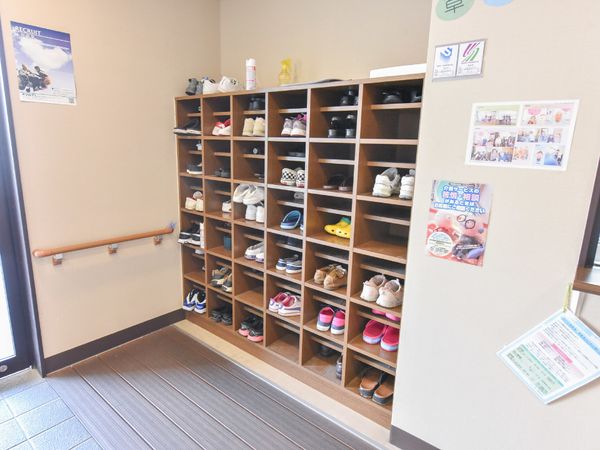 エントランスの整理された靴棚
