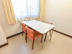 明るい窓辺のダイニング