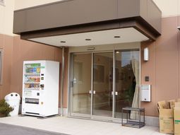 エントランスの明るい外観