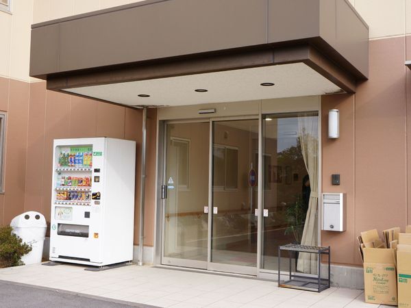 エントランスの明るい外観