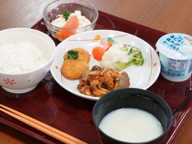 バランス良い食事の一例 食事 栄養バランスを考えた彩り豊かな食事です。健康を支える美味しい献立を体験してみませんか。