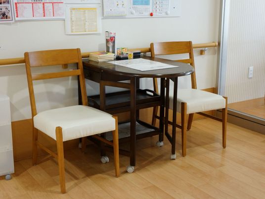 木製チェアとテーブルの居室