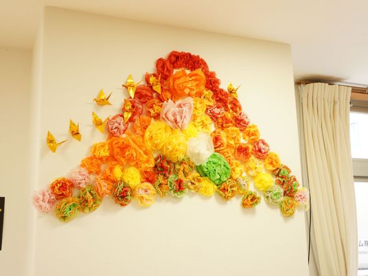 壁に飾られたカラフルな作品