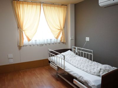 居室のベッドと窓