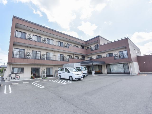 清潔感のある施設外観 外観 広々とした駐車スペースを有する、明るく開放的な施設です。通勤や来訪の際にもゆとりを感じられる設計になっています。