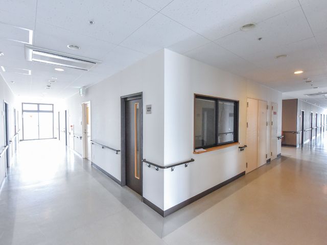 明るく清潔な廊下 廊下 手すりが整った、ゆったりした廊下で、移動の安全性にも配慮されています。採光が良好な窓からは、思い思いの時間をお過ごしいただけます。