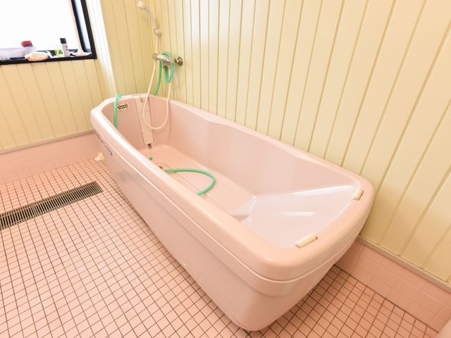 清潔なバスルーム 機械浴 ゆったりとした浴室は快適な入浴ができ、日々の疲れを癒す空間となっています。安全に配慮された設計で、すべての方が安心してご利用いただけます。