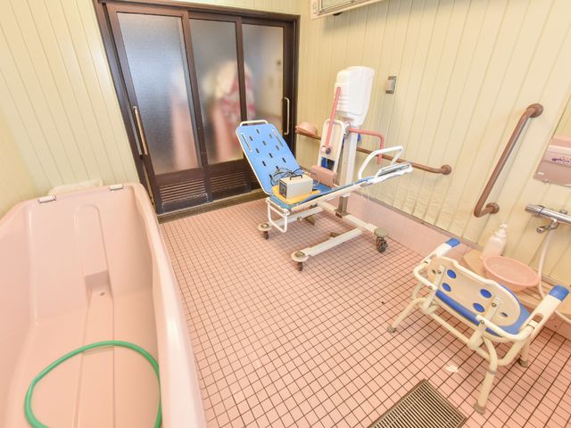 バリアフリー浴室設備 機械浴 手すりが設置されたゆとりの浴室です。安全かつ快適にご利用いただける環境が整っております。