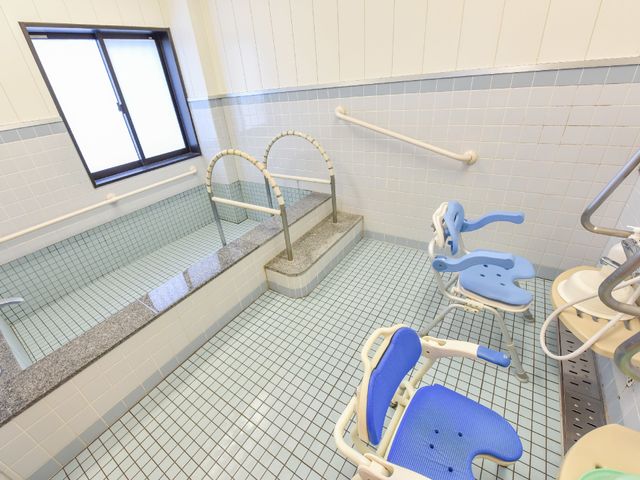 バリアフリー設計の浴室 大浴場 広々とした清潔な浴室で、安全に配慮した手すりやシャワーチェアが整っており、安心してご利用いただけます。