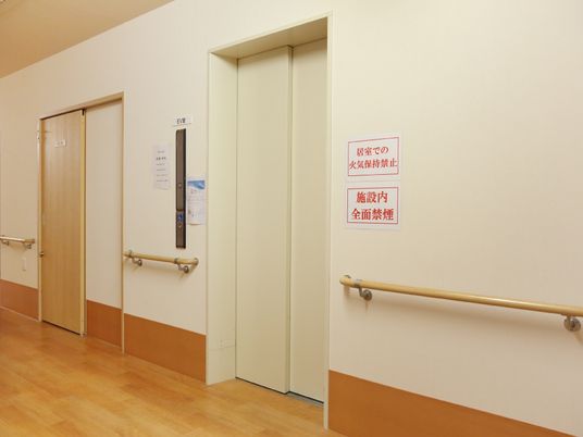 廊下と手すり付きエレベーター