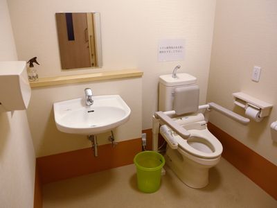 バリアフリーの洗面所とトイレ