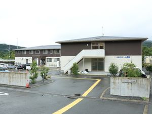 明るい外観の施設エントランス