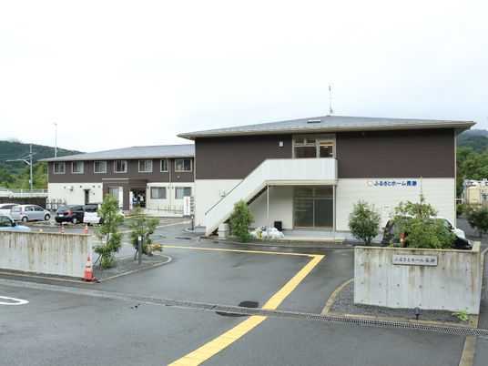 明るい外観の施設エントランス