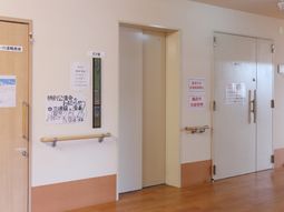 廊下のドアと掲示物