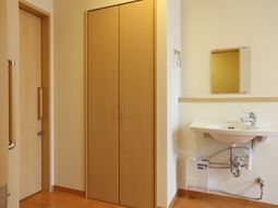 洗面台とクローゼットのある部屋