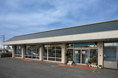 広々とした建物の外観