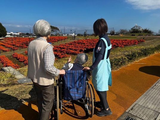 庭で花を楽しむ人々