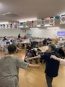 賑やかな共用スペース