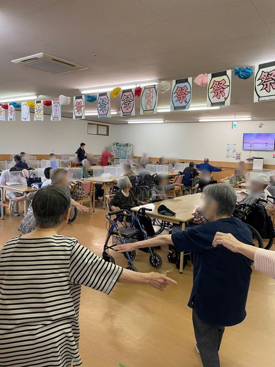 賑やかな共用スペース