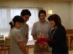 スタッフ同士の会話シーン