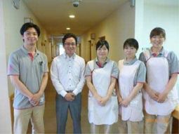 スタッフの笑顔と廊下