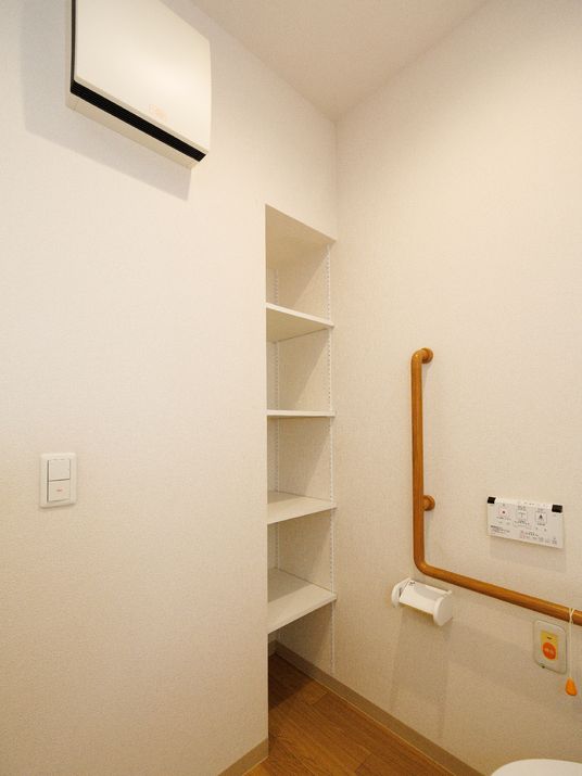 洋室の壁と棚