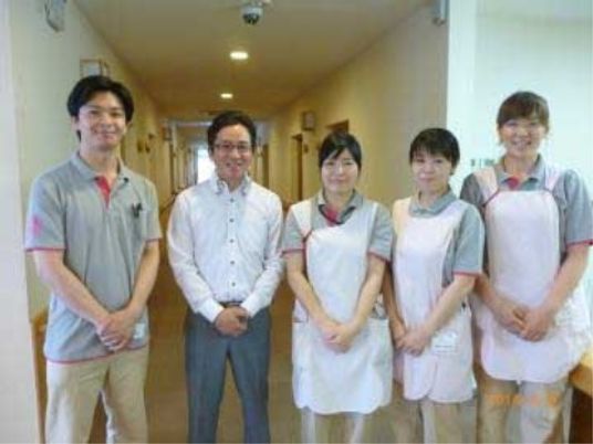 明るい廊下でのスタッフ集合
