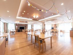 明るい共有ダイニング空間