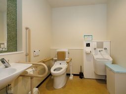 バリアフリー設計のトイレ