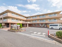 明るい日差しの外観