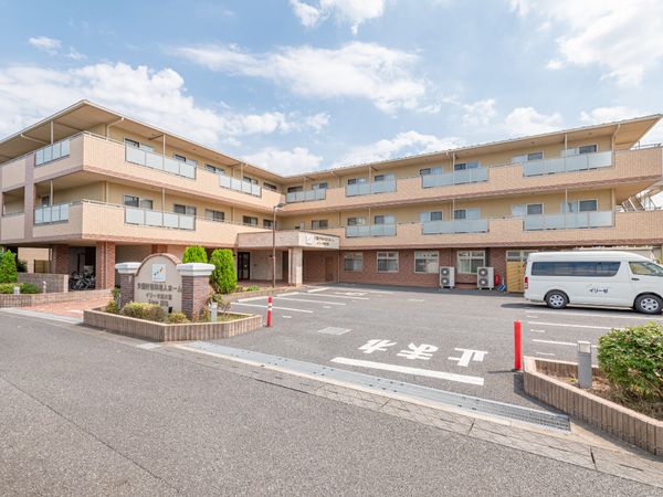 明るい日差しの外観