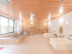 広々とした明るい浴室