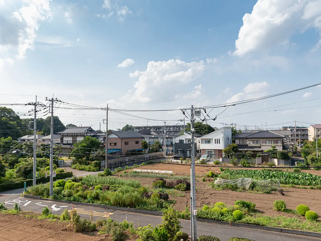 施設からの眺め 住宅街の中に建っていますが、目の前には畑があり緑豊かな環境です。