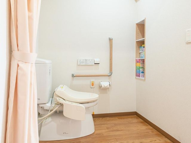 清潔感のある広々浴室 居室トイレ お部屋には、歩行器や車いすでも入れる広さの温水洗浄機能付トイレを完備。手すりやケアコール付きで、介護スタッフも呼べるから安心してご利用いただけます。