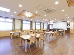 広々とした明るい食堂