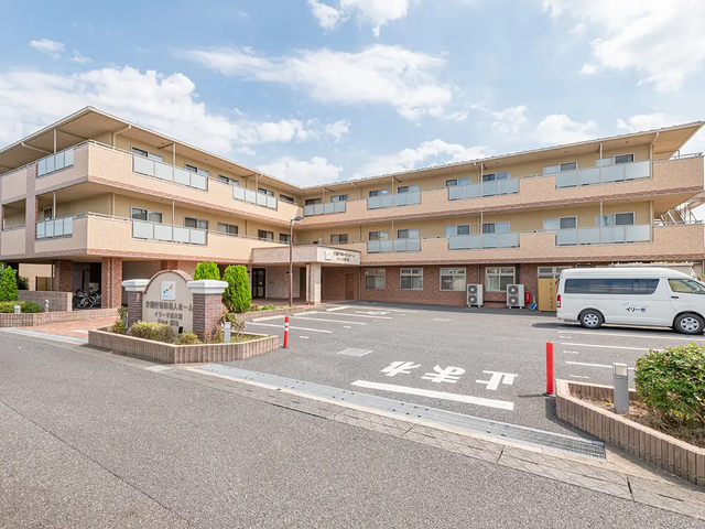広々とした明るい食堂 外観 JR川越線「西大宮」駅より徒歩約15分（約1,2㎞）。お車の場合は、国道17号線「新大宮バイパス」「大宮西警察署前」交差点より約4分（約1㎞）です。敷地内に駐車場をご用意しております。※土地・建物の権利形態：事業主体非所有