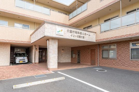 明るい居室の一角