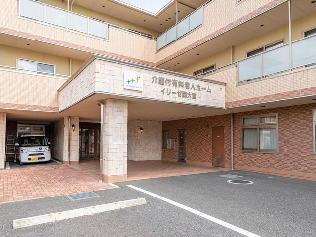 明るい居室の一角 外観エントランス 防犯対策としてエントランスは施錠しており、インターホンで事務所とつながります。車いすで出入りできるよう、段差のないバリアフリー設計。車寄せがあるので雨の日も安心です。救急車両も止めやすくなっています。